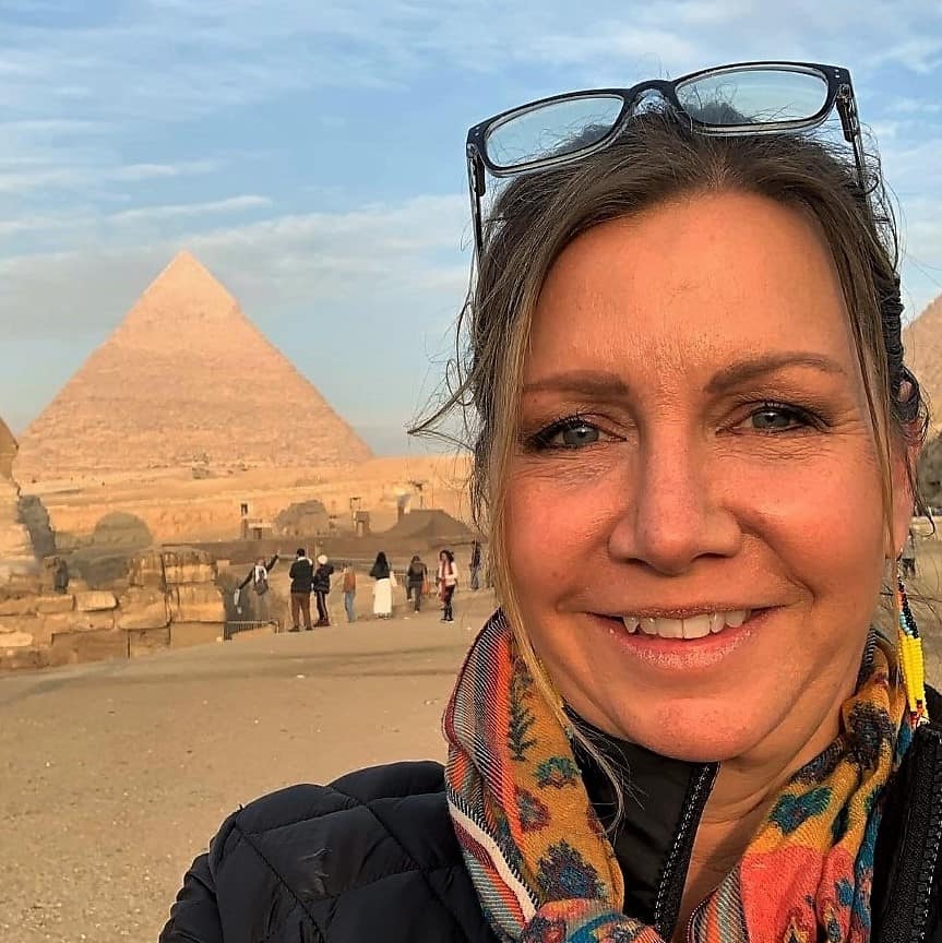Maddy MacElwee in front of the pyramids in Egypt